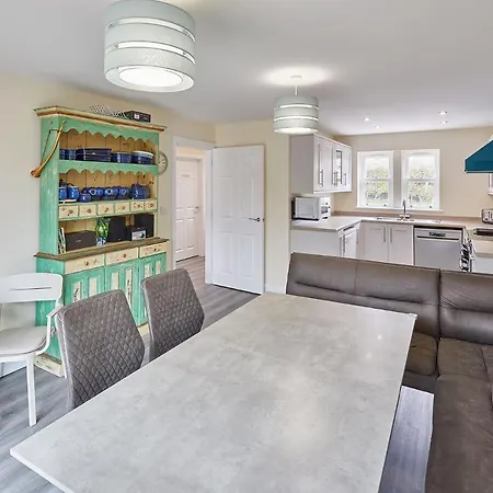 Host & - Carlewell *